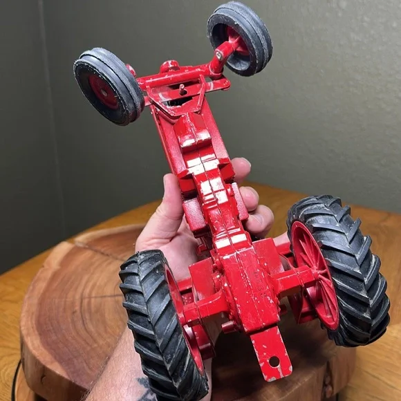 ERTL Vintage Farmall International Harvester 966 - 1/16 scale - Picture 16 of 17